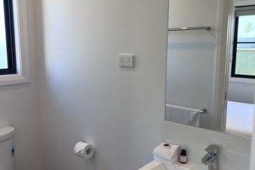 gPaperbark-Cottage-bathroom